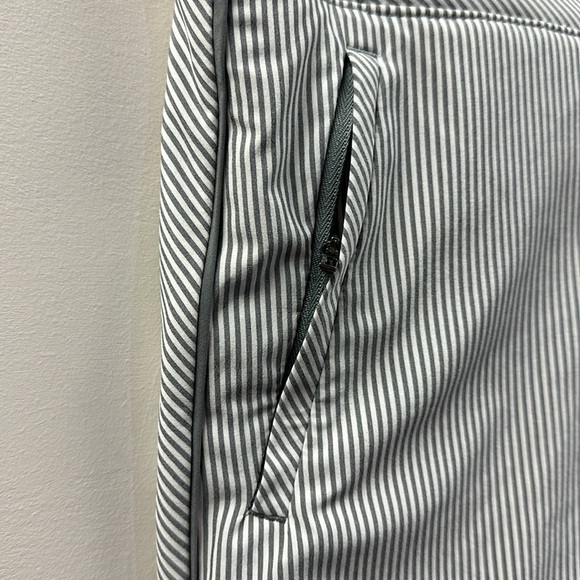 Athleta Brooklyn Textured 16" Skirt Skort Gray White Stripe Size 8 Activewear - Picture 4 of 8